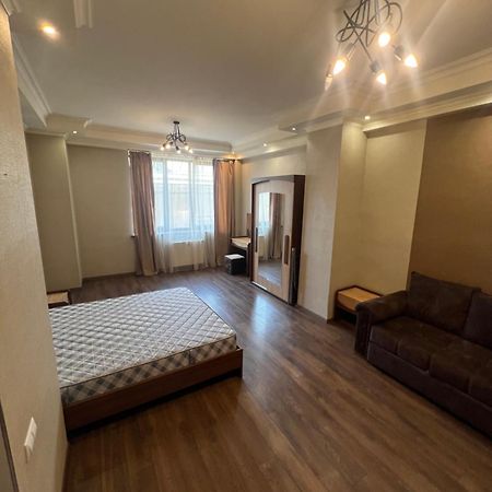 Malibu Apartment Yerevan Bagian luar foto