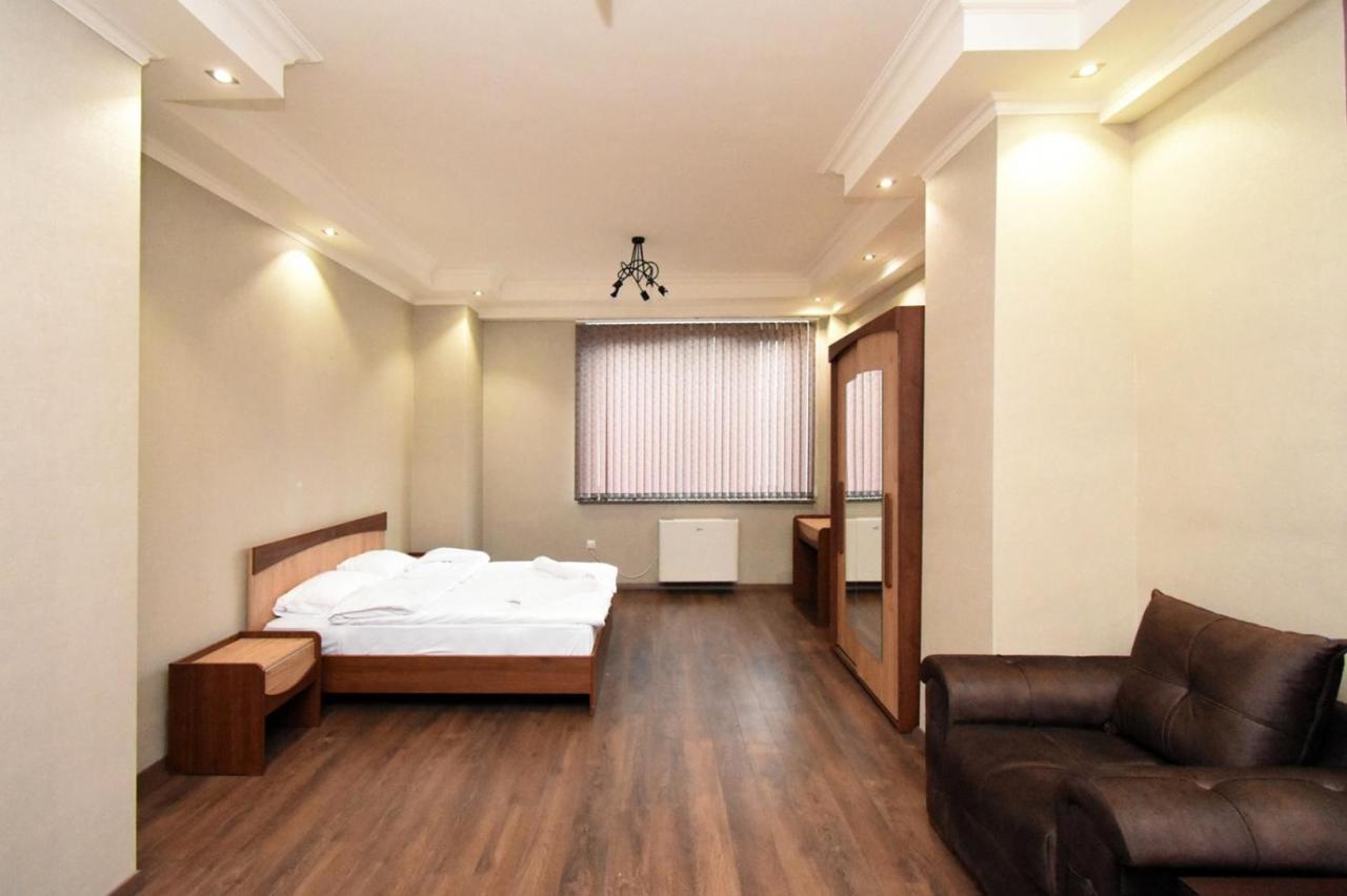 Malibu Apartment Yerevan Bagian luar foto