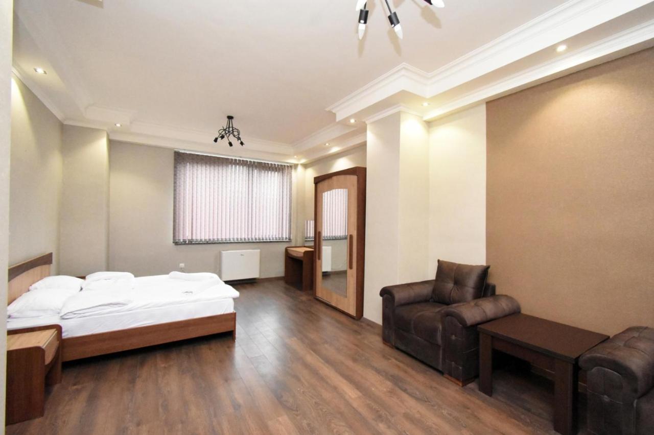 Malibu Apartment Yerevan Bagian luar foto