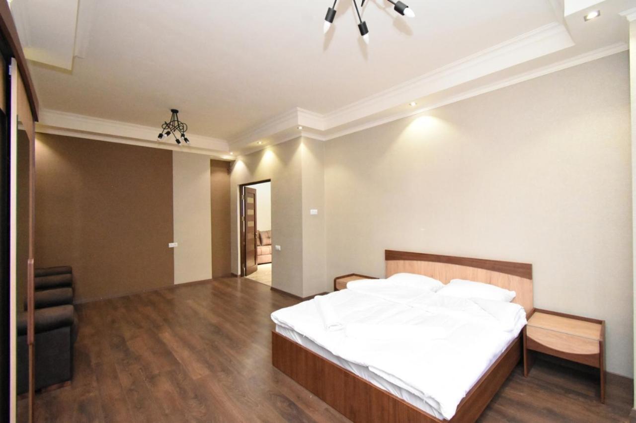 Malibu Apartment Yerevan Bagian luar foto