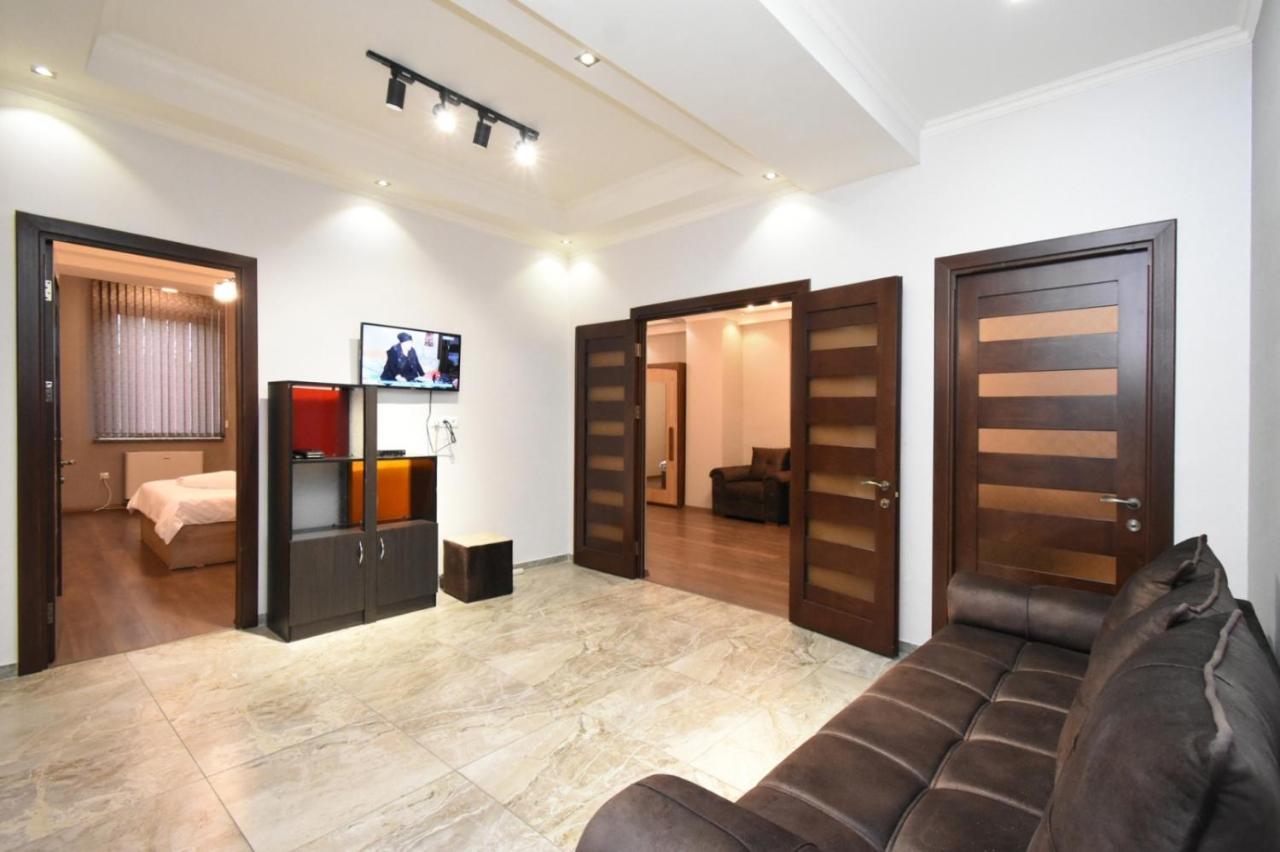 Malibu Apartment Yerevan Bagian luar foto