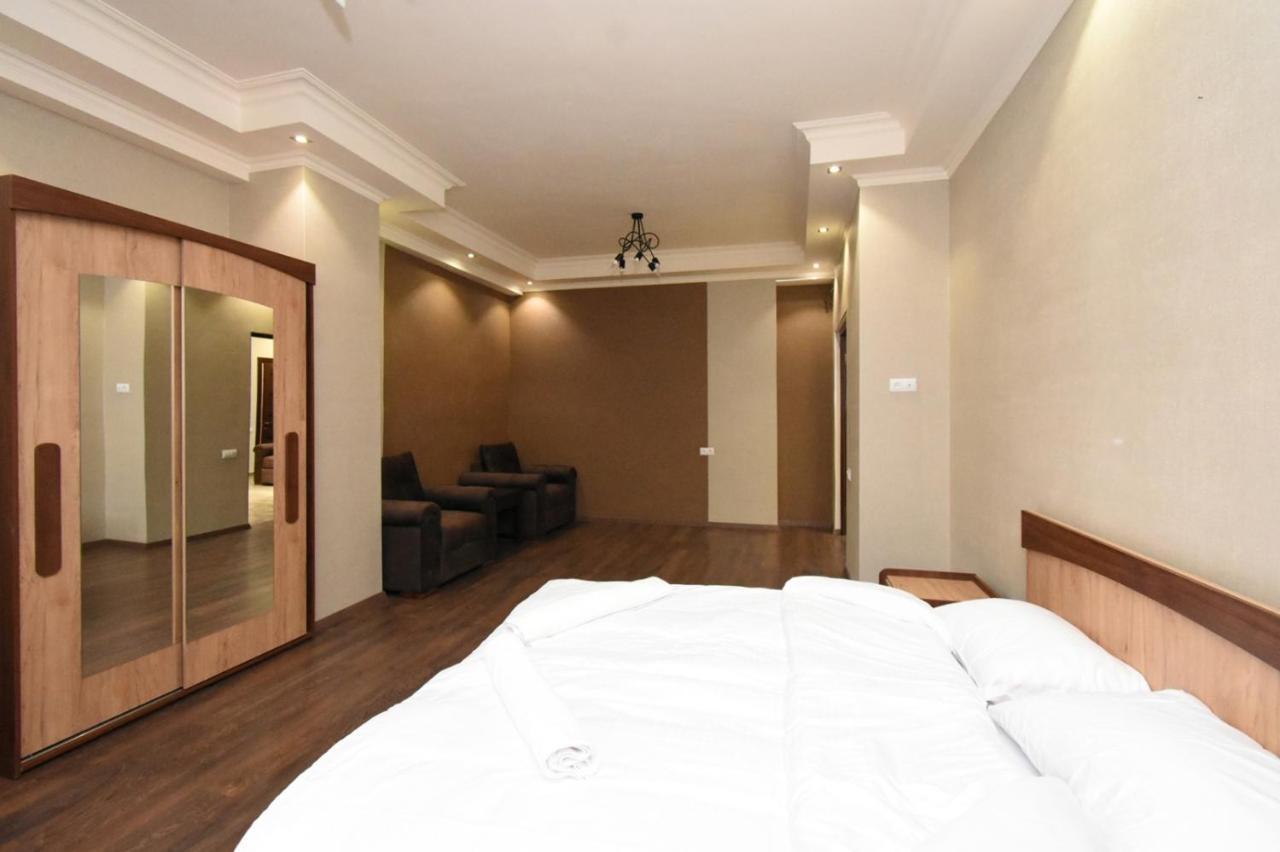 Malibu Apartment Yerevan Bagian luar foto